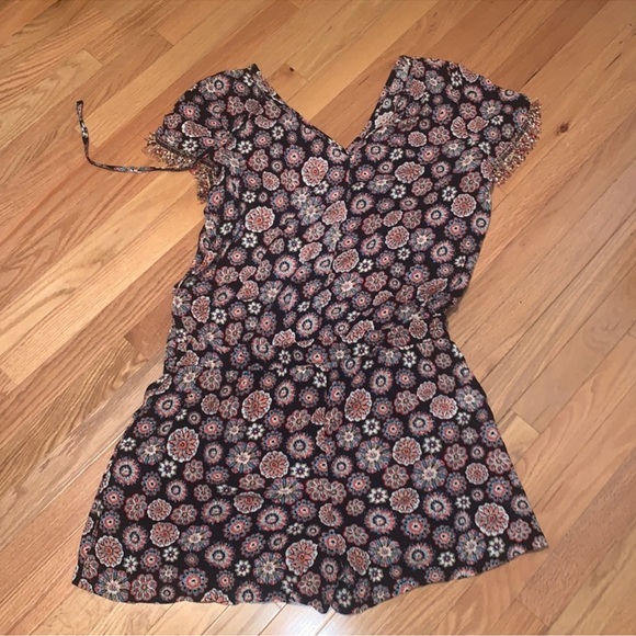 LOFT NWOT❗️Beach Floral Fringe Cuff Romper Size Large New - Picture 6 of 8